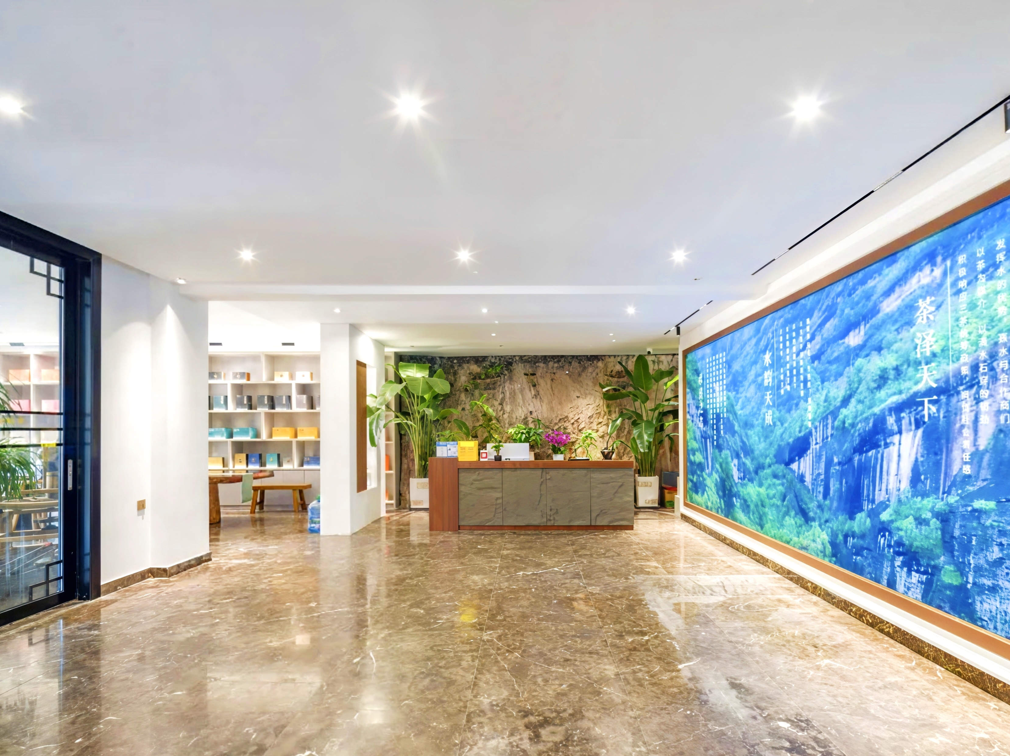 Интерьер чайного отеля с видом на горы