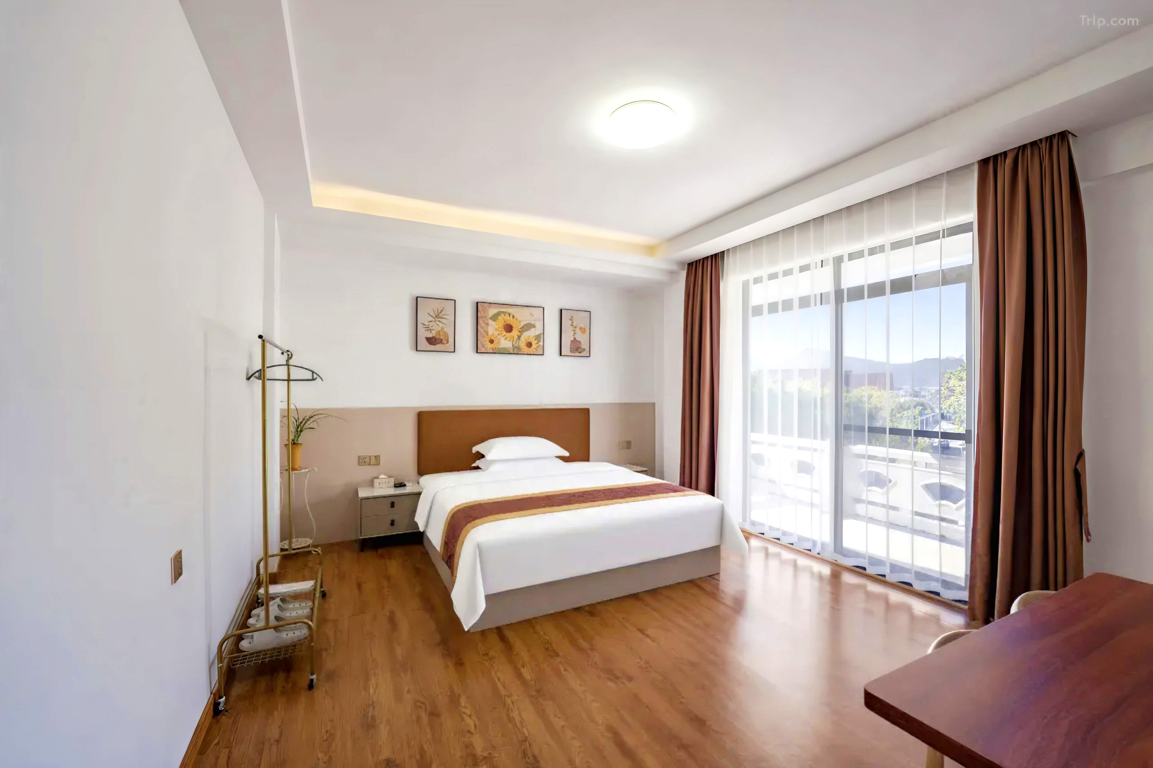 Elegant Queen Room с террасой и видом на горы